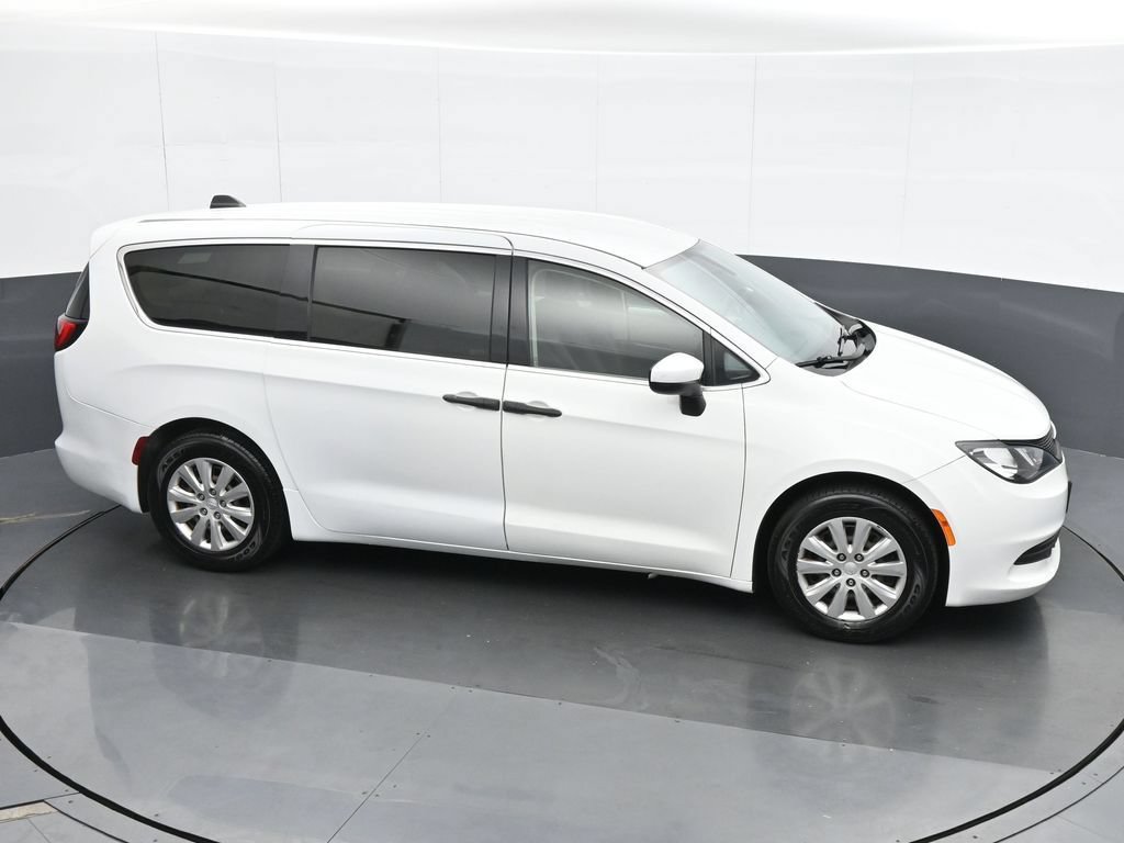 Used 2020 Chrysler Voyager L FWD image 24