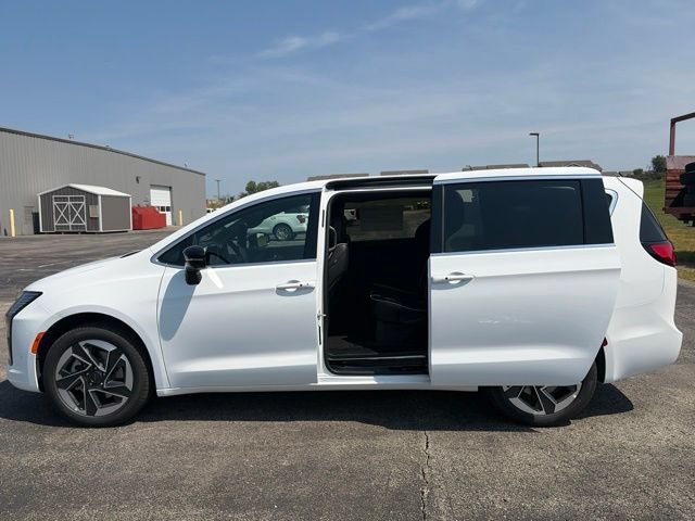 New 2027 Chrysler Pacifica Limited w/ Family Tech Group AWD/4WD image 2