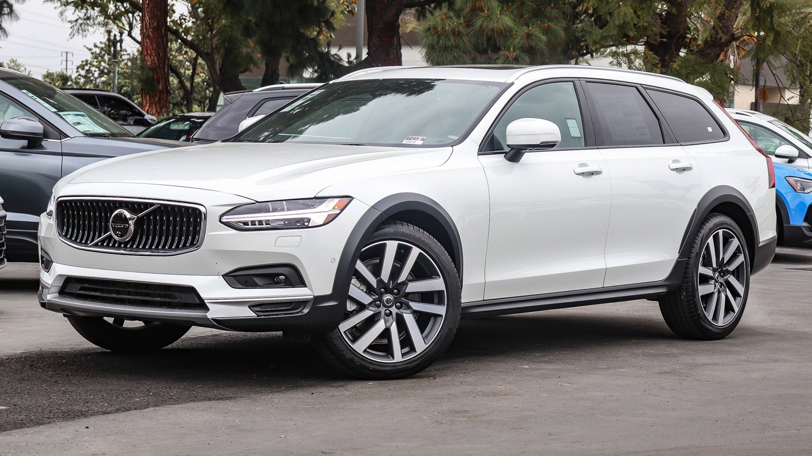 New 2025 Volvo V90 B6 Cross Country Ultra w/ Protection Package Premier