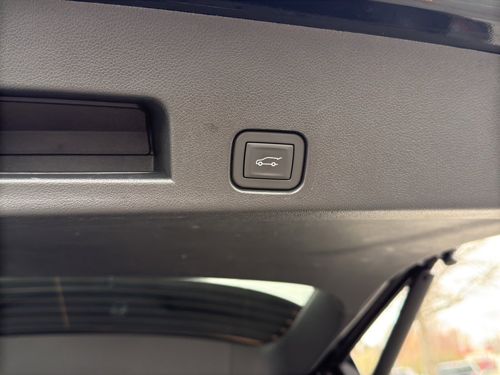 Used 2025 Chevrolet Traverse LT image 30