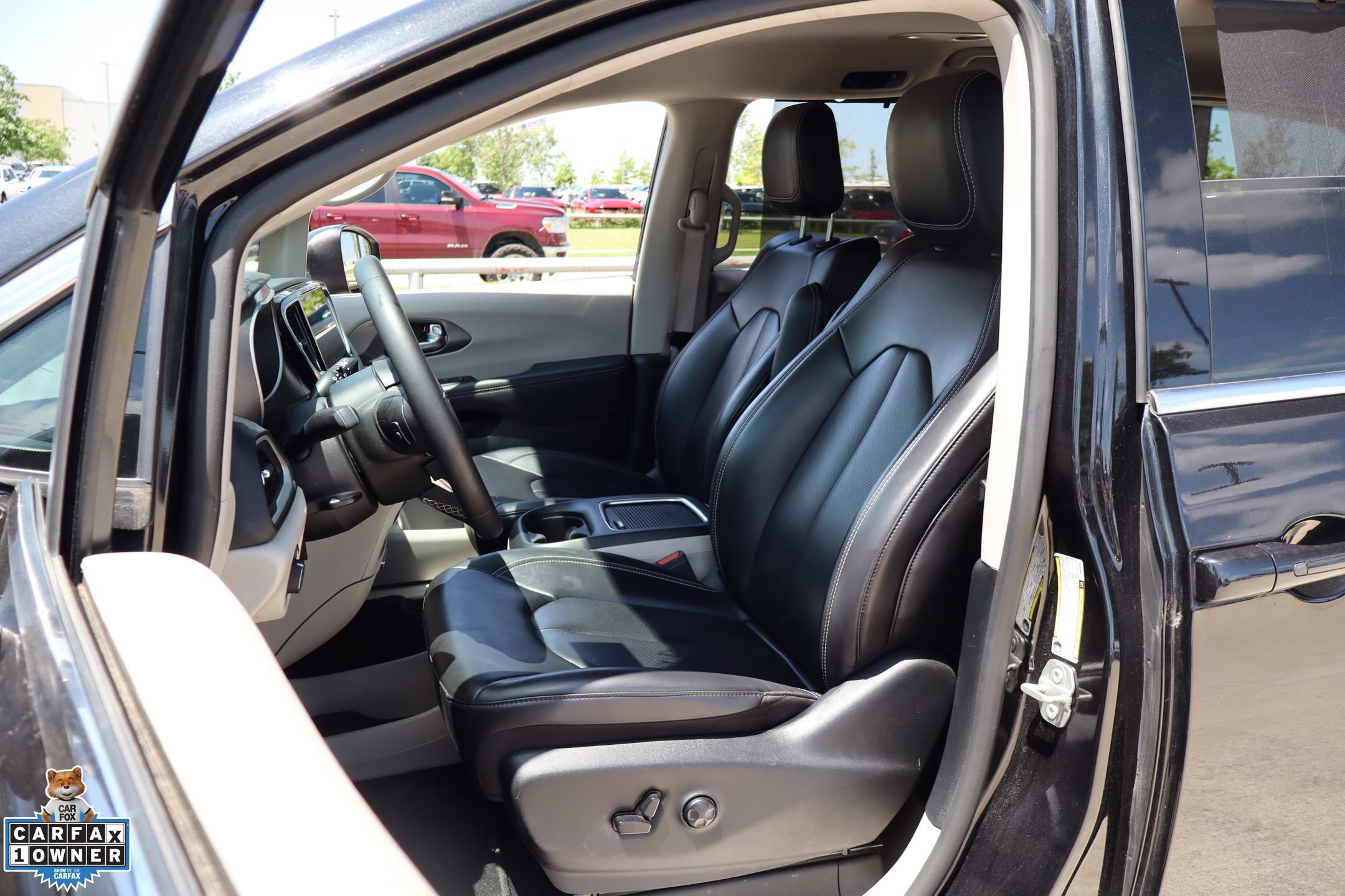 Used 2023 Chrysler Pacifica Touring-L FWD image 11