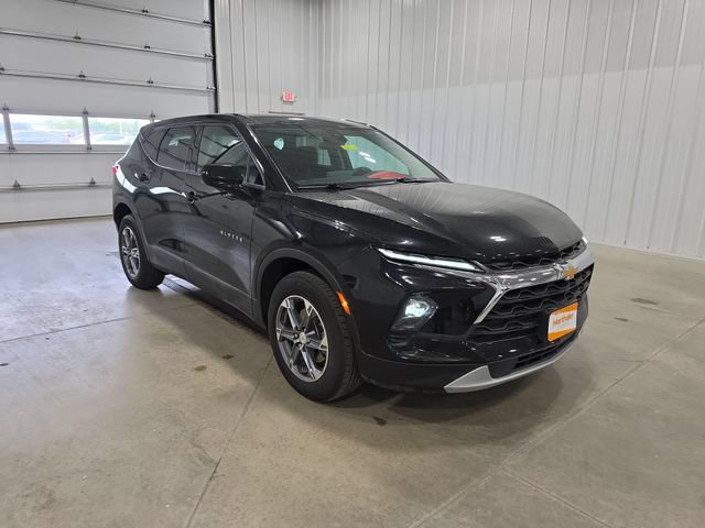 Used 2025 Chevrolet Blazer LT AWD/4WD image 2