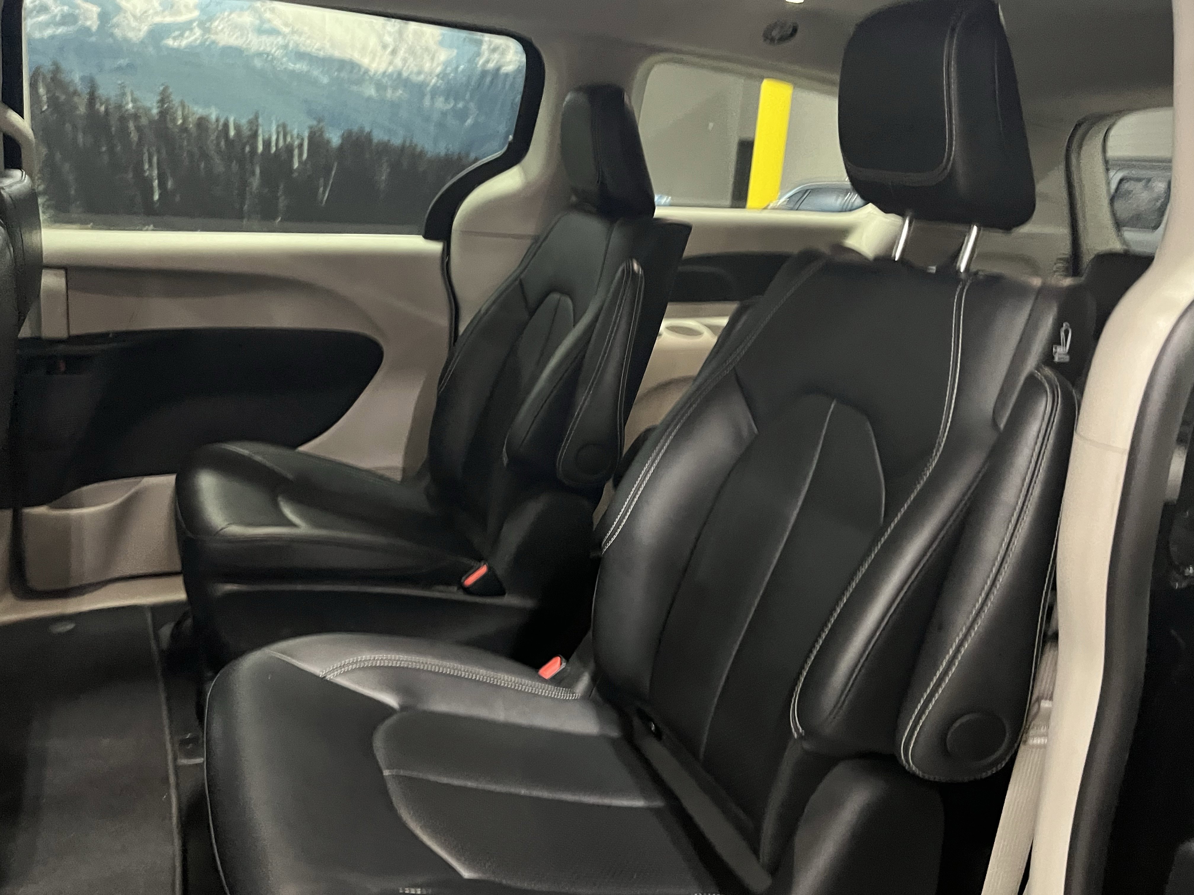 Used 2024 Chrysler Pacifica Select image 15