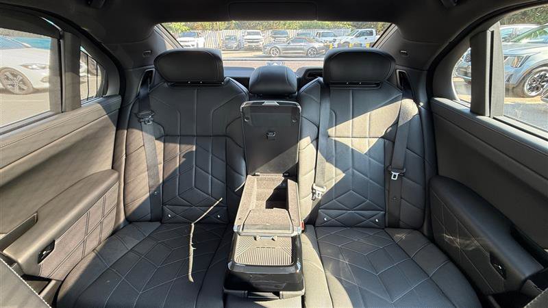 Used 2023 BMW i7 xDrive60 AWD/4WD image 41