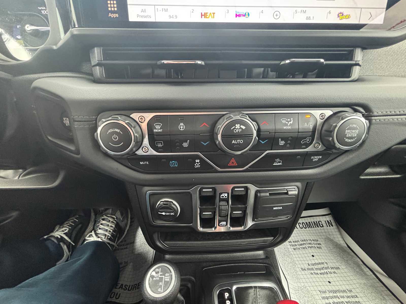 Used 2025 Jeep Wrangler Sahara image 23