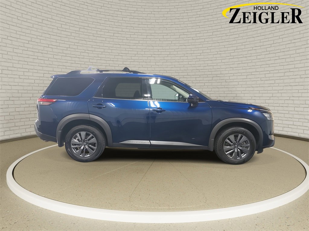 Used 2024 Nissan Pathfinder SV w/ SV Premium Package image 4