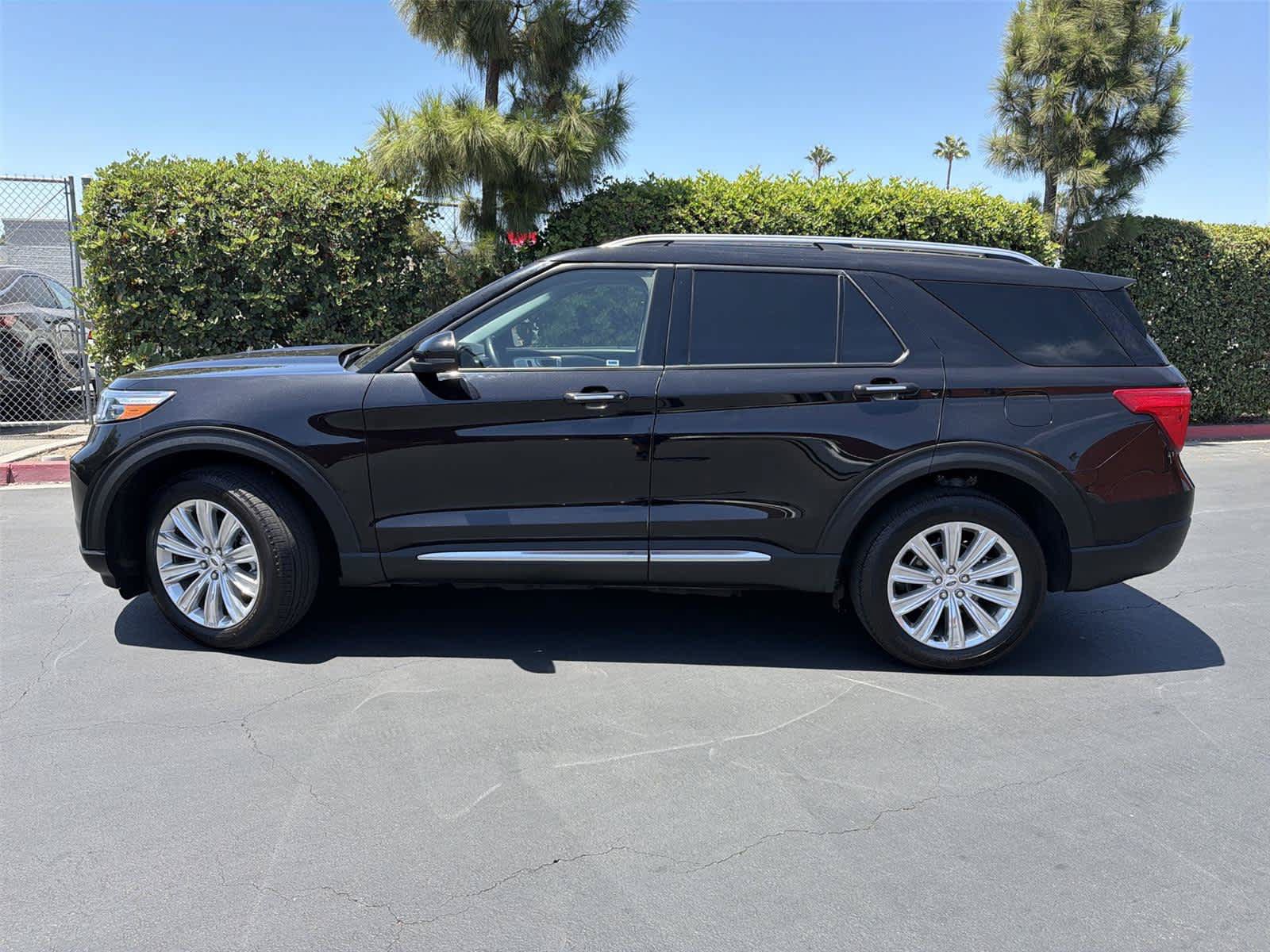 Used 2023 Ford Explorer Limited w/ Limited Technology Package AWD/4WD image 3