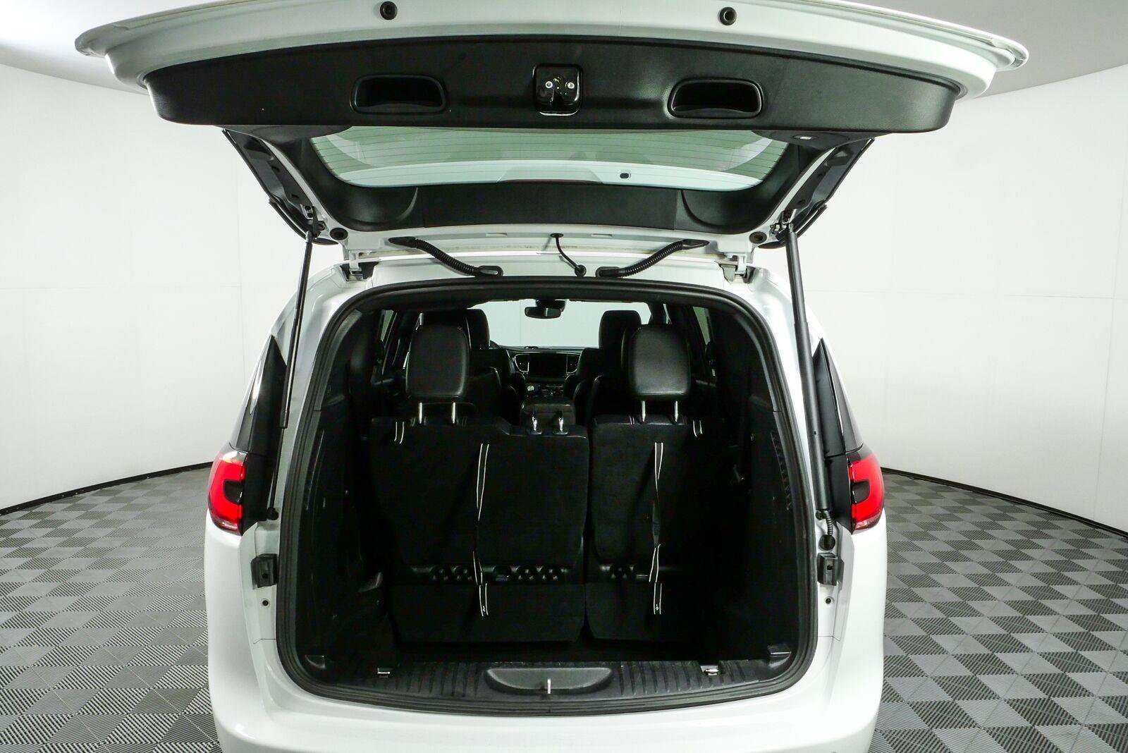 Used 2022 Chrysler Pacifica Touring-L w/ S Appearance Package FWD image 29