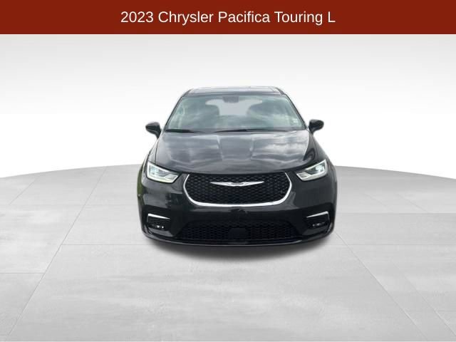 Used 2023 Chrysler Pacifica Touring-L FWD image 2