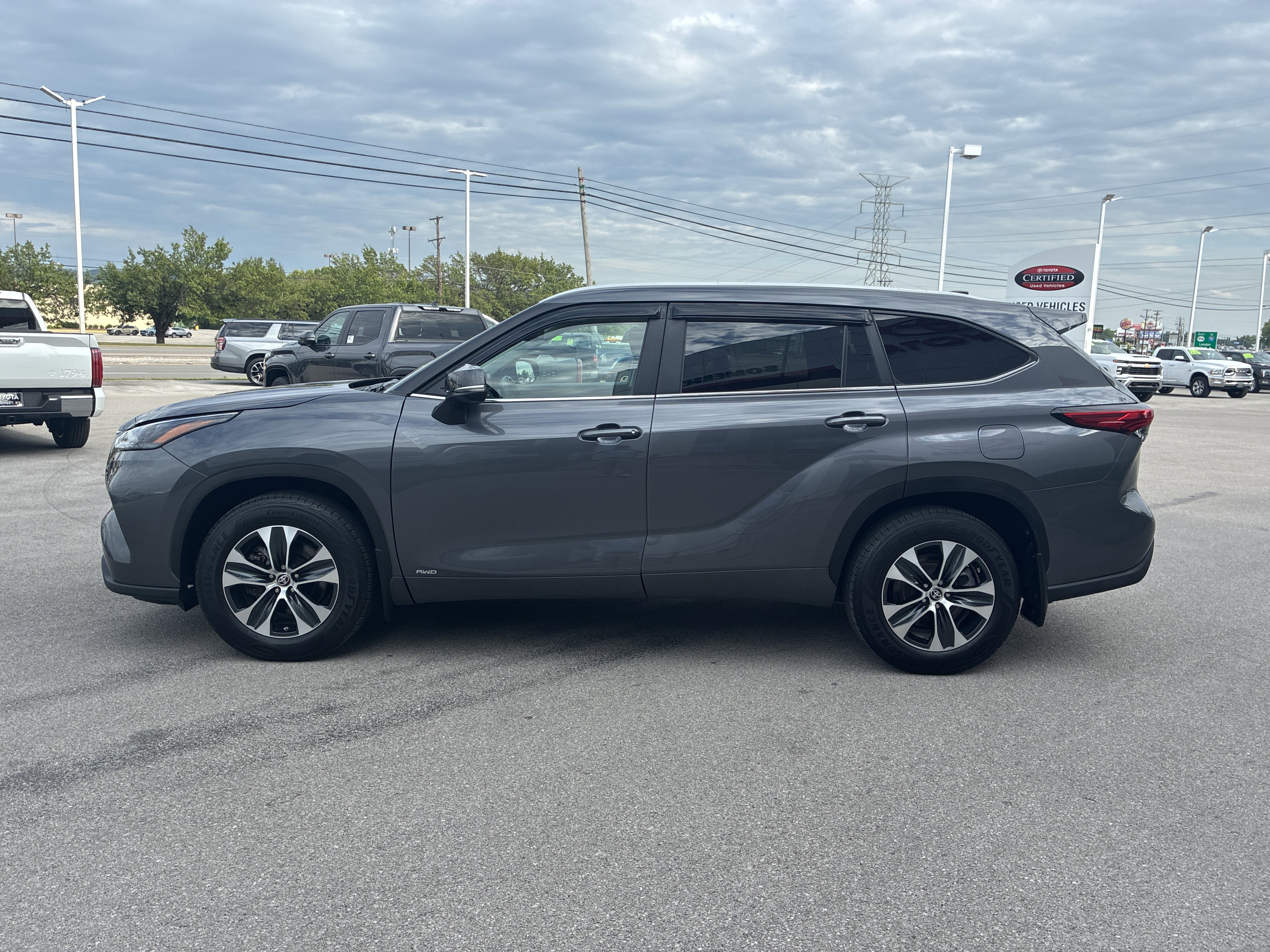 Used 2023 Toyota Highlander XLE AWD/4WD image 15