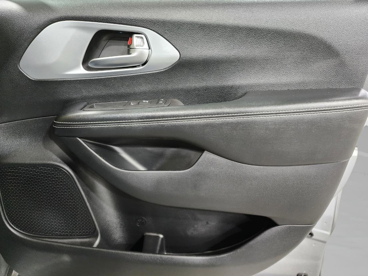 Used 2020 Chrysler Pacifica Touring w/ S Appearance Package image 23