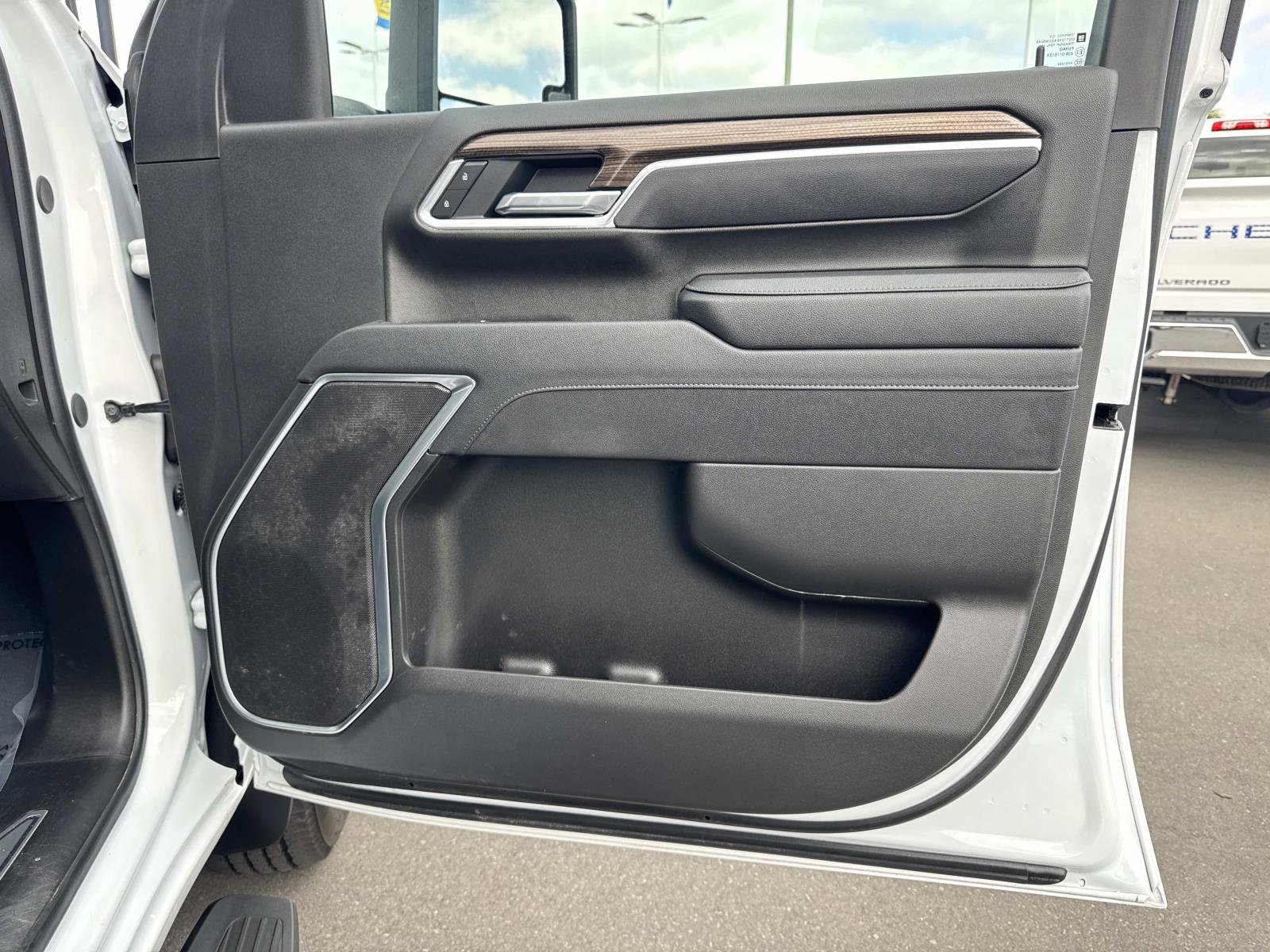 Used 2025 Chevrolet Silverado 2500 LT w/ Convenience Package image 28