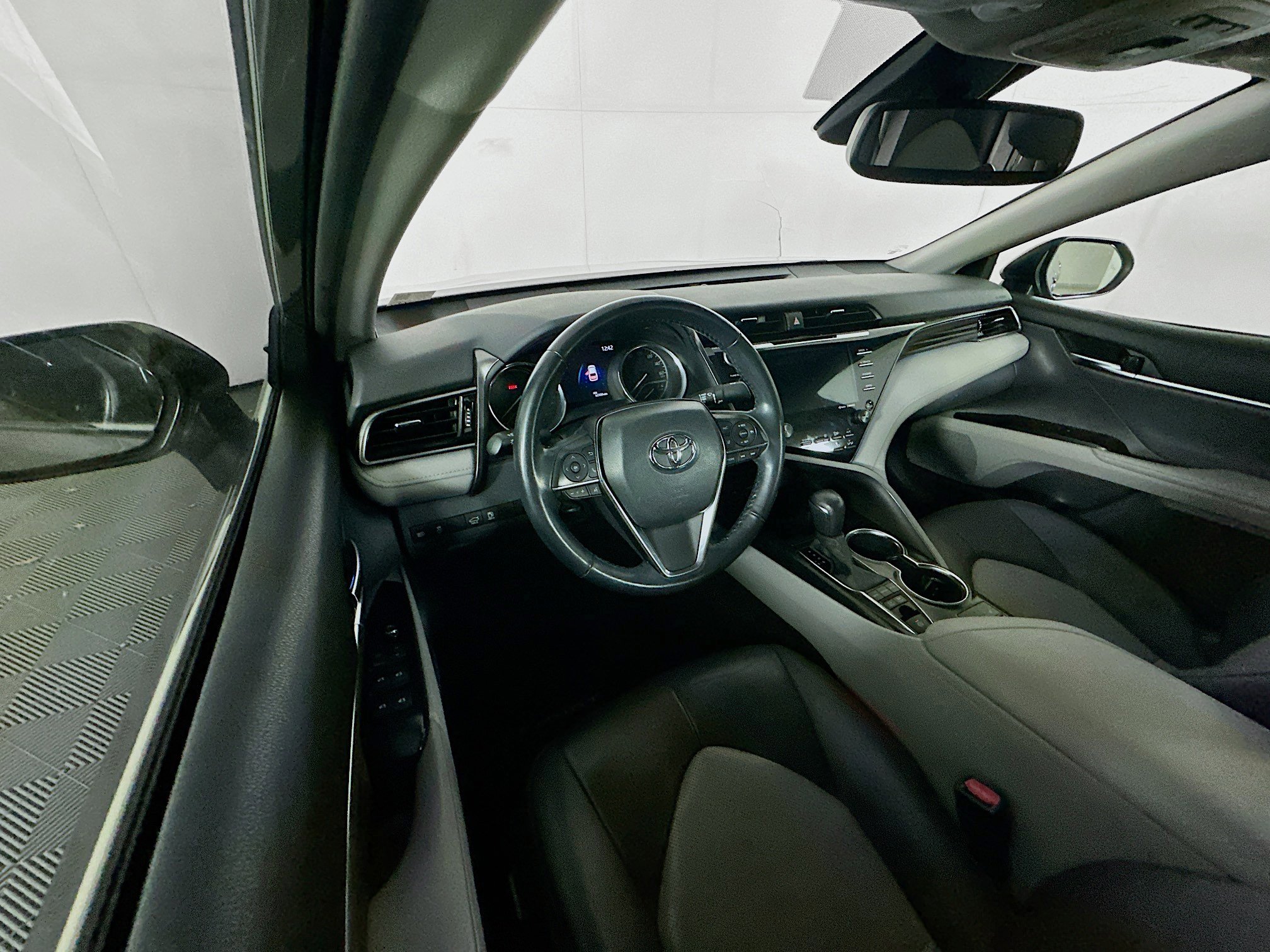 Used 2020 Toyota Camry XLE image 18