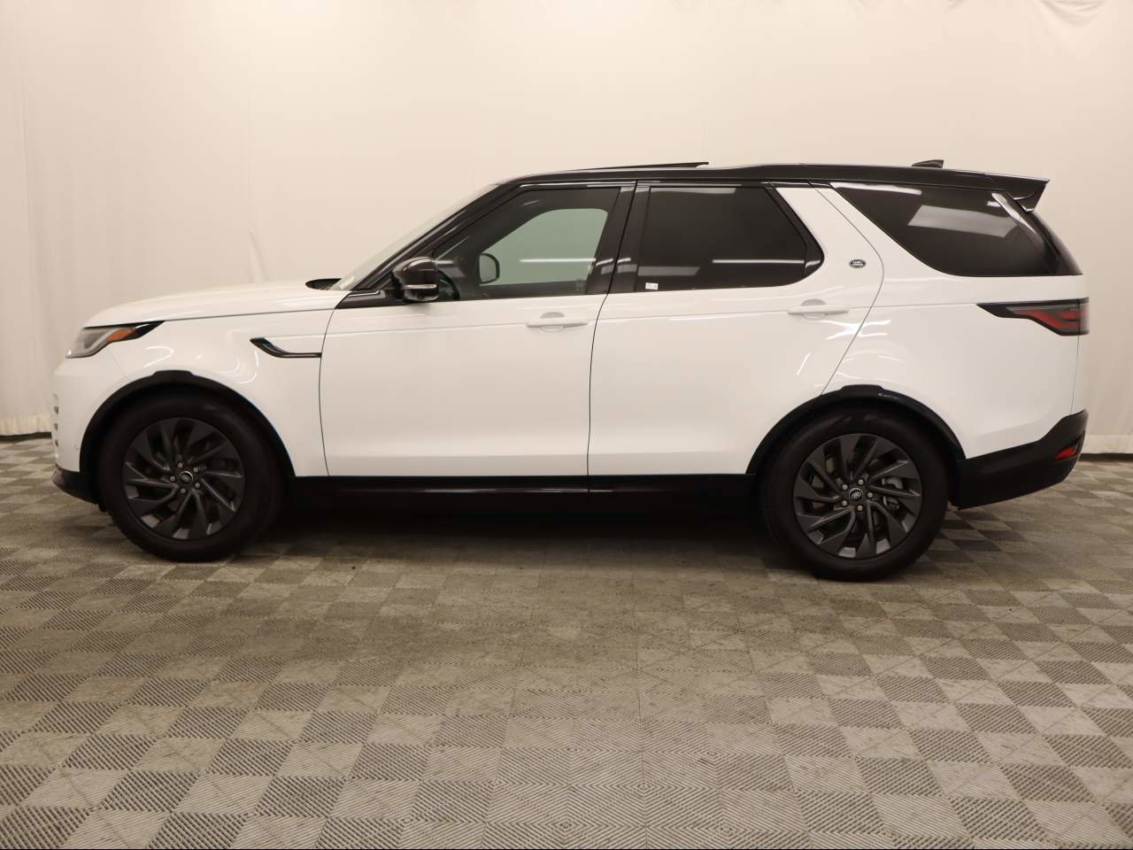 Used 2024 Land Rover Discovery Dynamic SE image 3