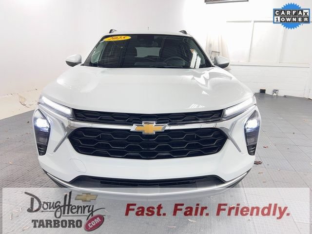 Used 2025 Chevrolet Trax LT FWD image 2