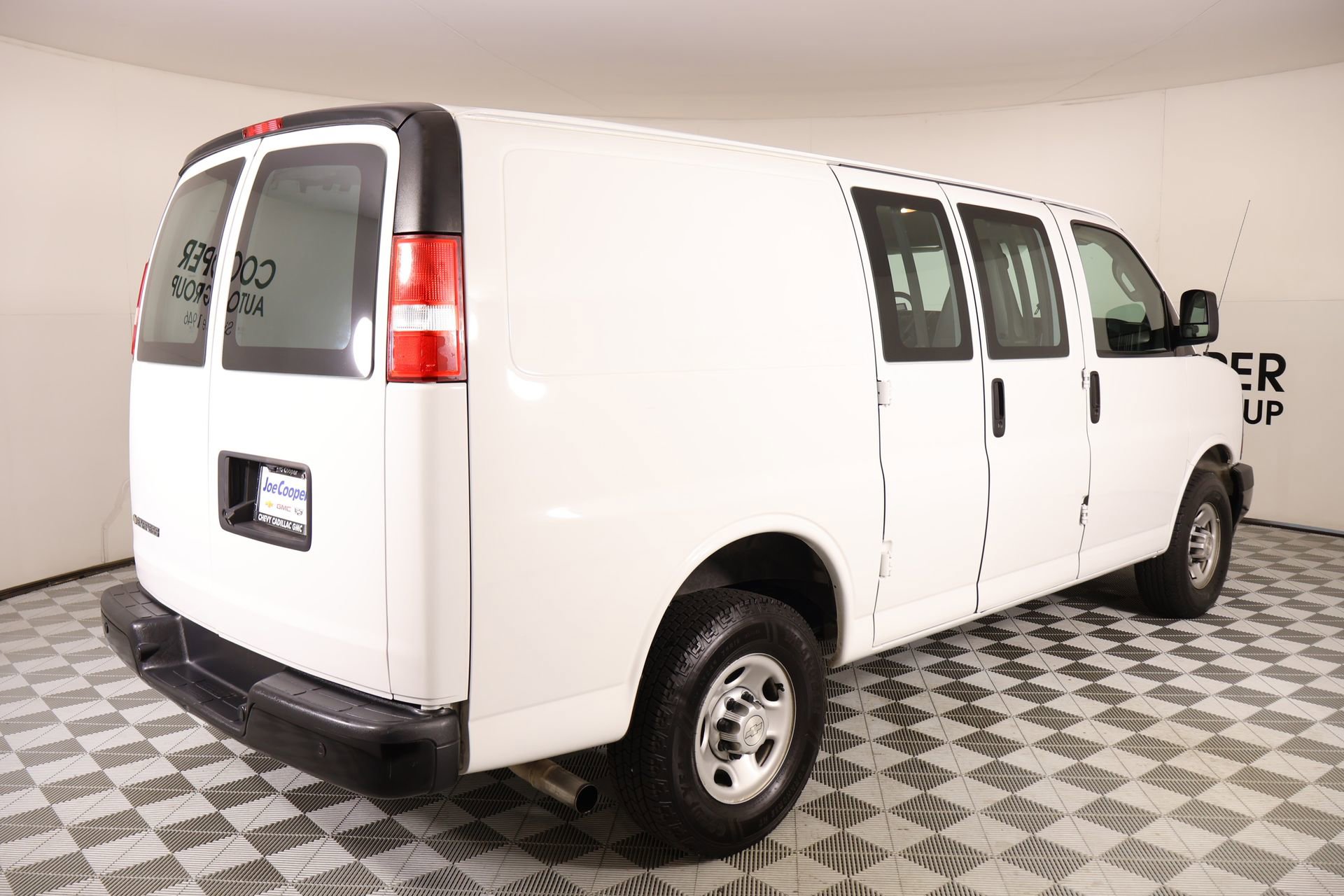 Used 2017 Chevrolet Express 2500 RWD image 17