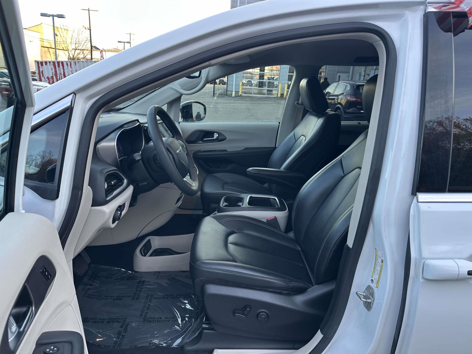 Used 2024 Chrysler Pacifica Touring-L image 16