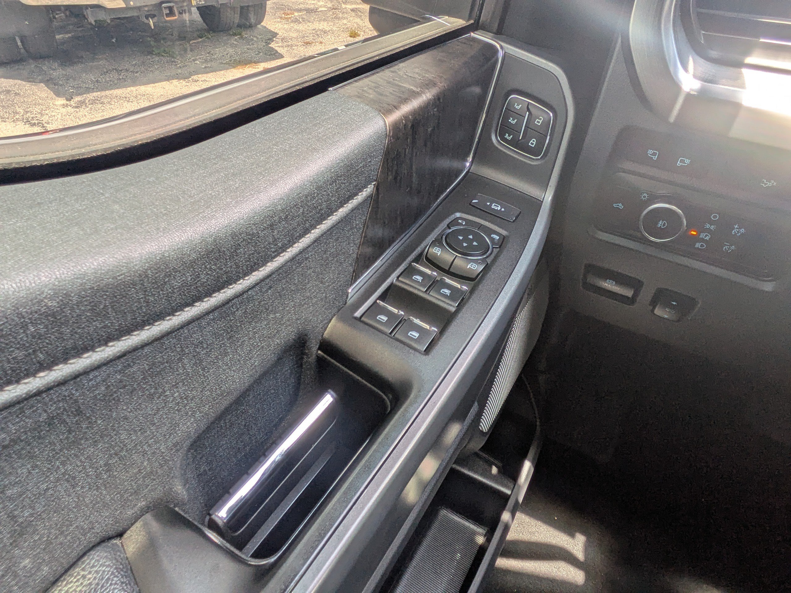 Used 2023 Ford F350 Lariat w/ Chrome Package AWD/4WD image 24