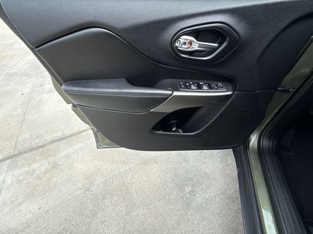 Used 2020 Jeep Cherokee Latitude FWD image 13