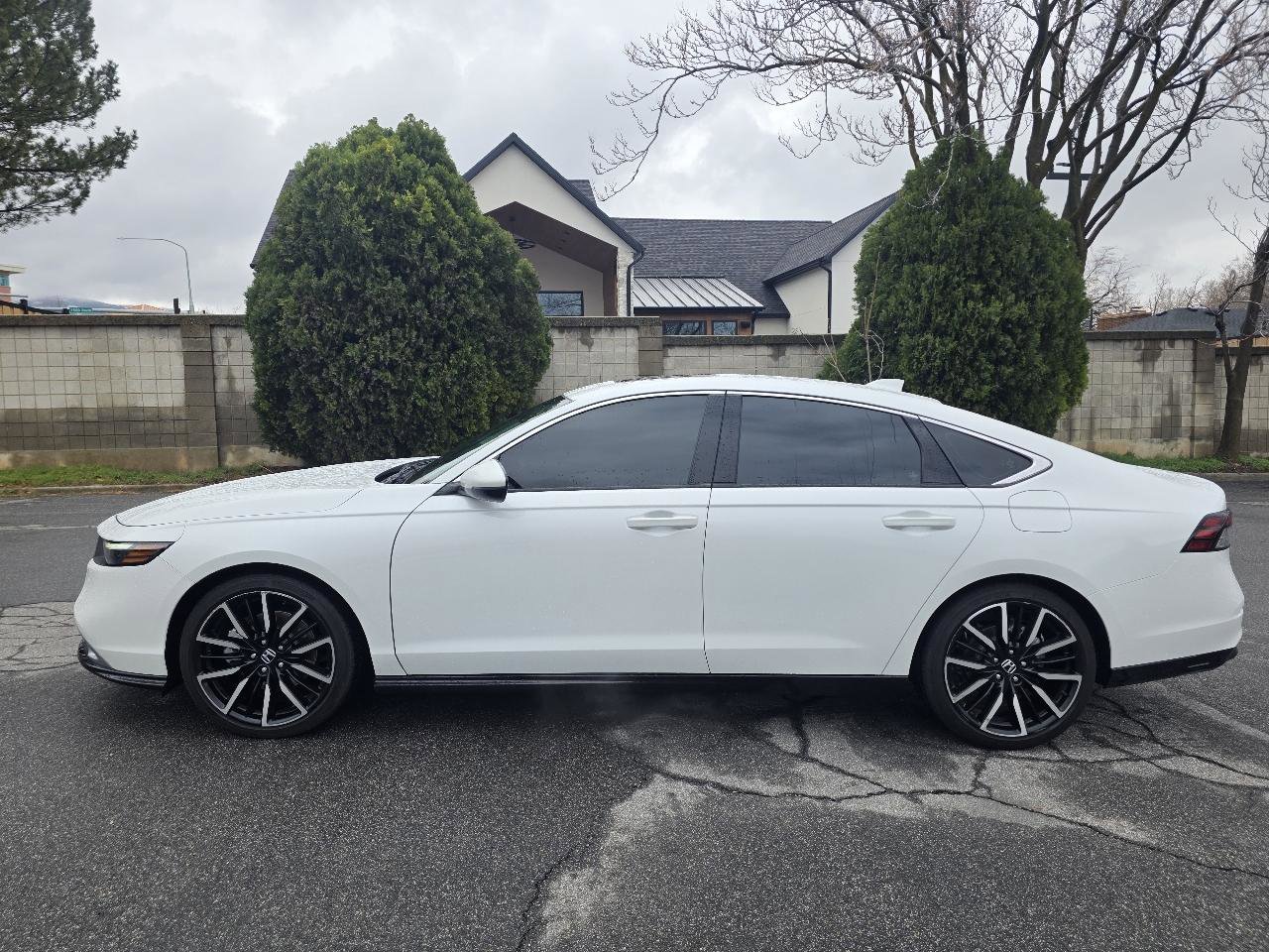 Used 2023 Honda Accord Touring image 2