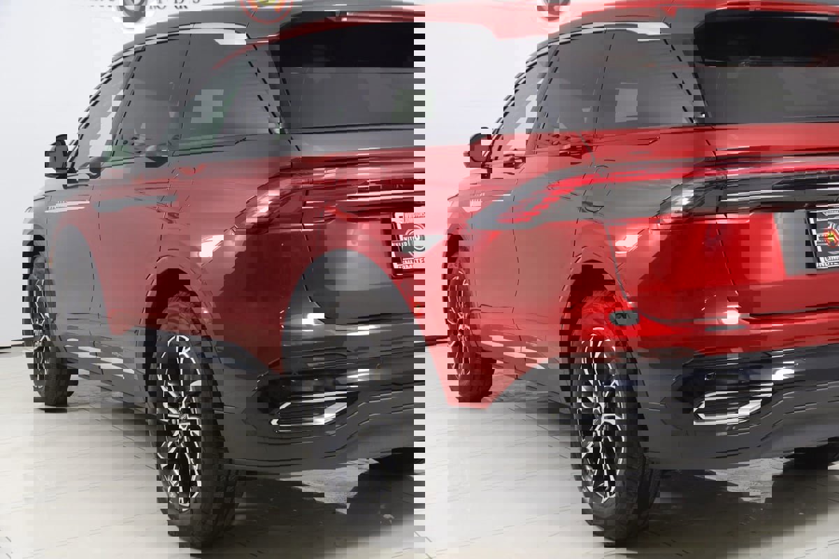 Used 2025 Lincoln Nautilus Premier image 24