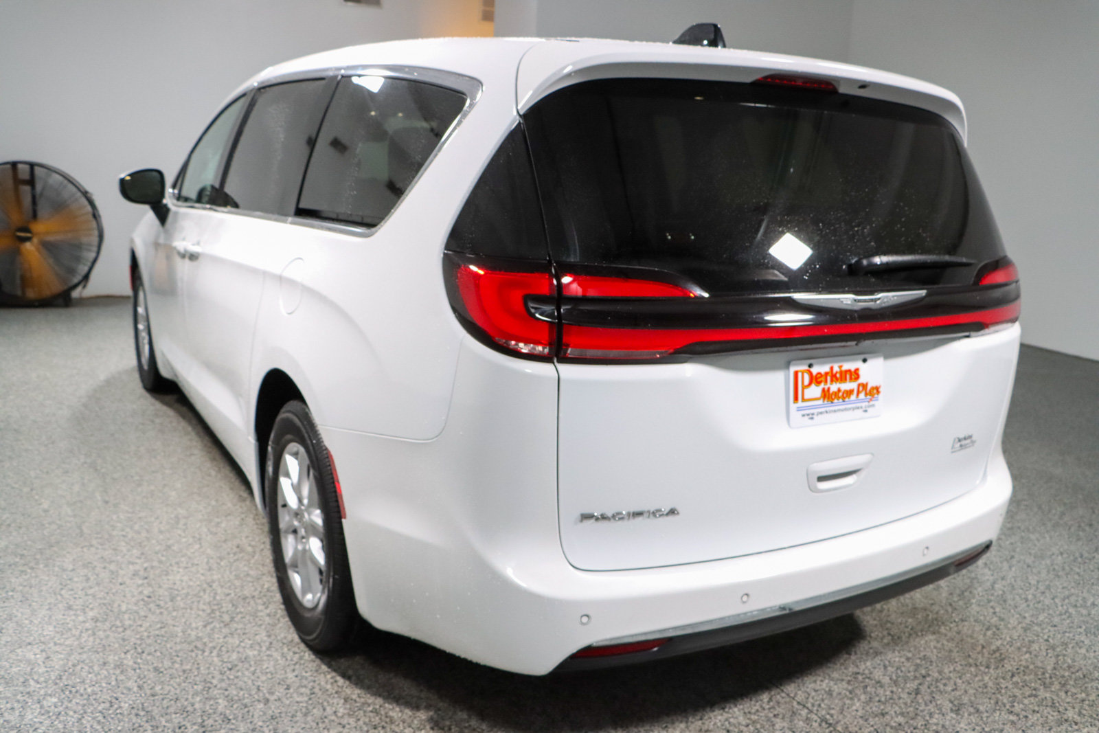 Used 2023 Chrysler Pacifica Touring-L FWD image 9