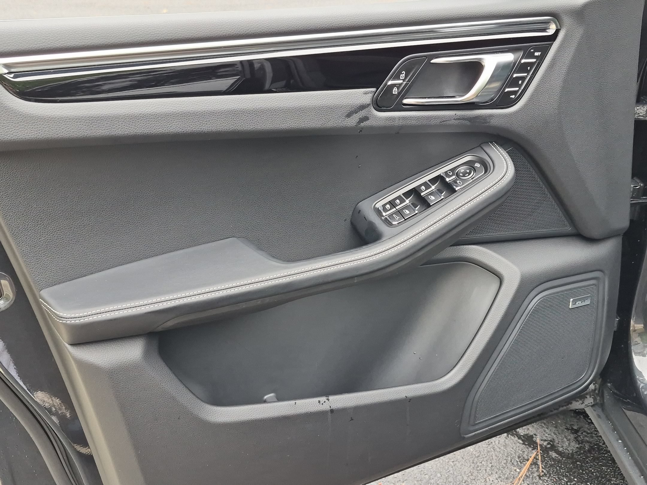 Certified 2025 Porsche Macan Turbo AWD/4WD image 14