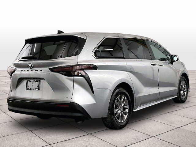 Used 2025 Toyota Sienna LE FWD image 11