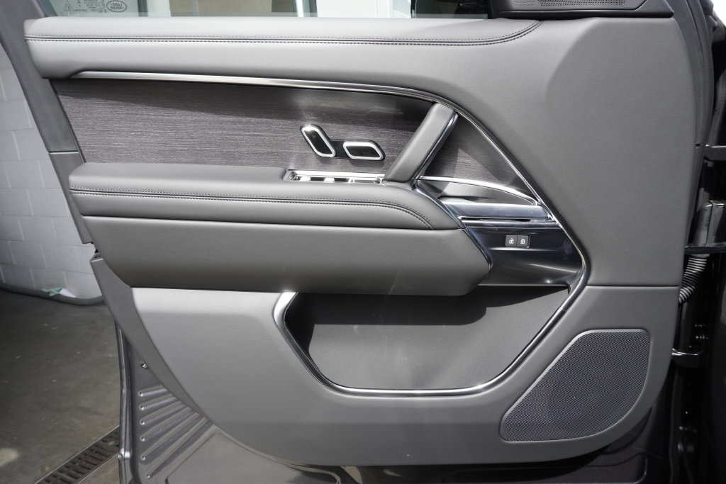 New 2027 Land Rover Range Rover Long Wheelbase SE AWD/4WD image 17