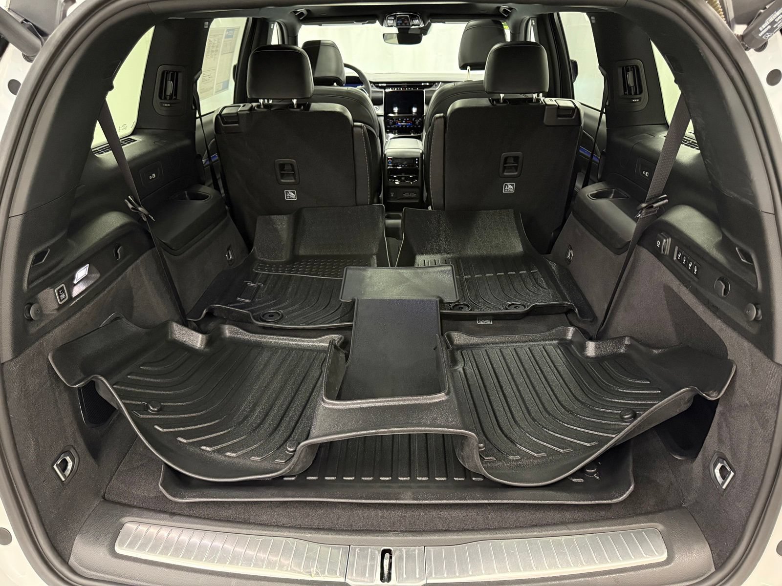 Used 2023 Jeep Grand Cherokee L Overland AWD/4WD image 6