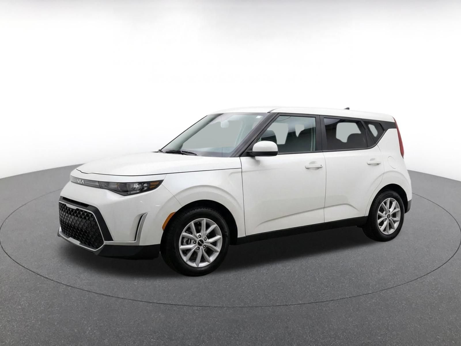 Used 2025 Kia Soul LX w/ LX Technology Package FWD image 3