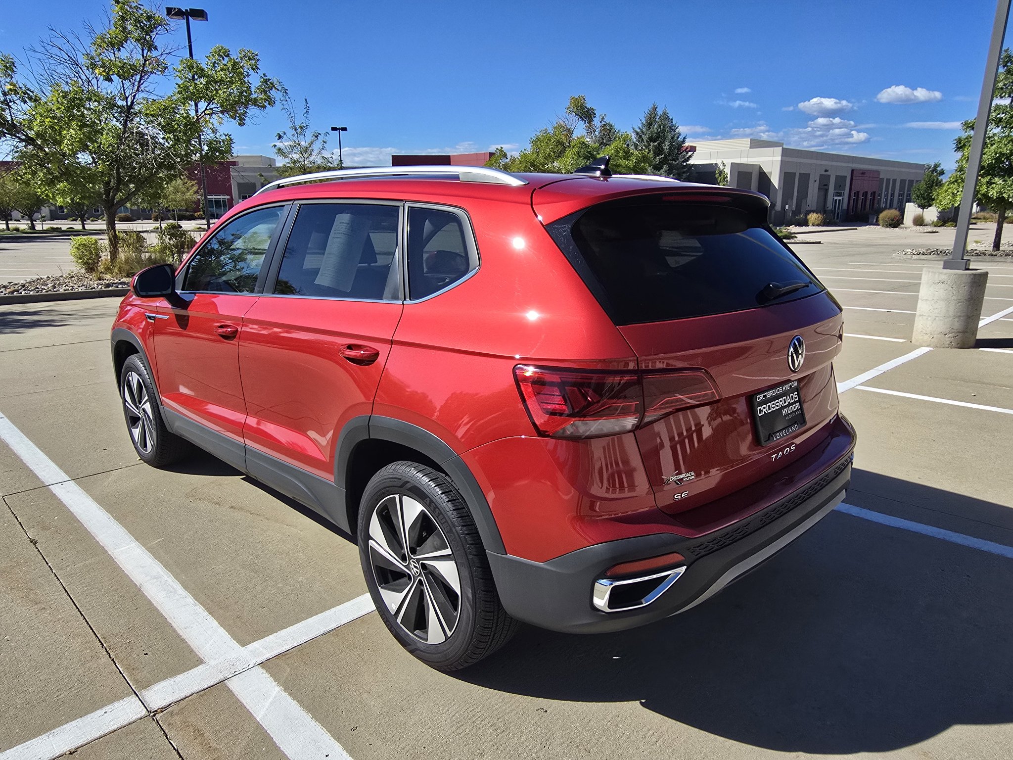 Used 2024 Volkswagen Taos SE w/ Panoramic Sunroof Package AWD/4WD image 3