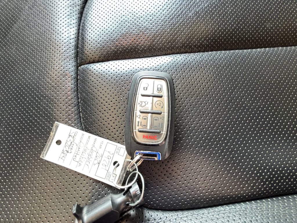 Used 2025 Chrysler Pacifica Limited FWD image 34