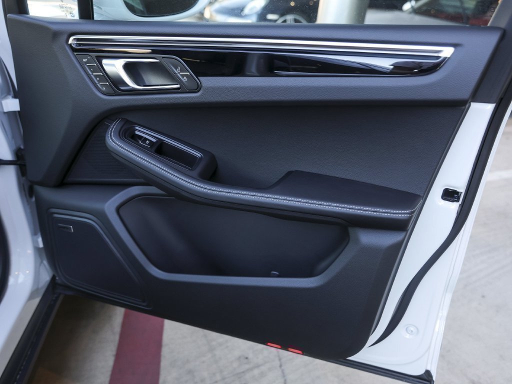 Certified 2026 Porsche Macan S AWD/4WD image 38