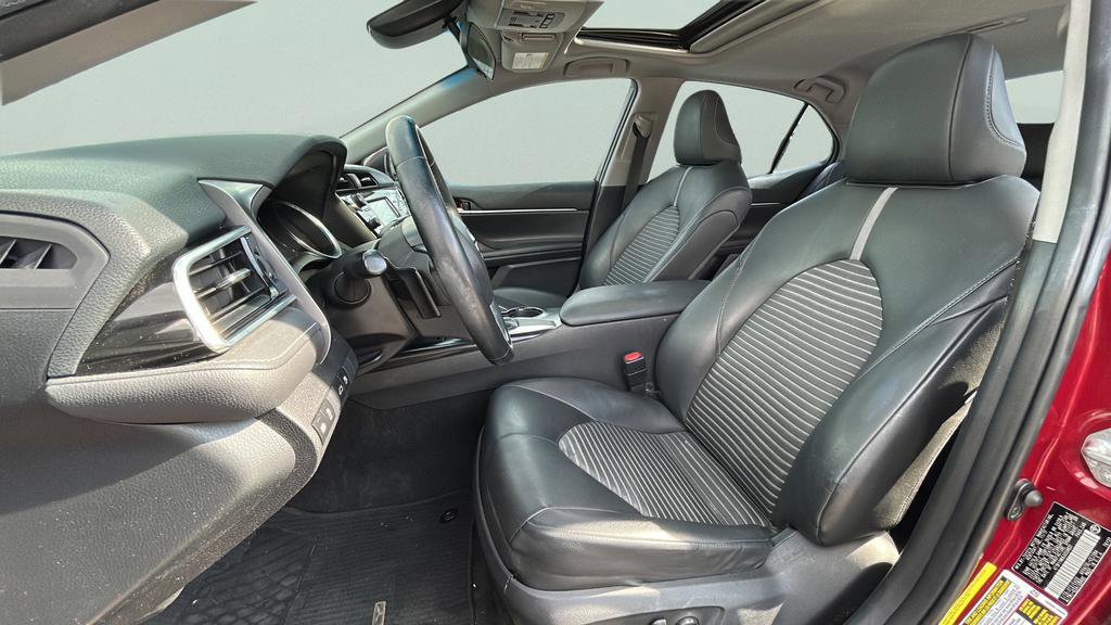 Used 2018 Toyota Camry SE w/ Moonroof Package FWD image 12