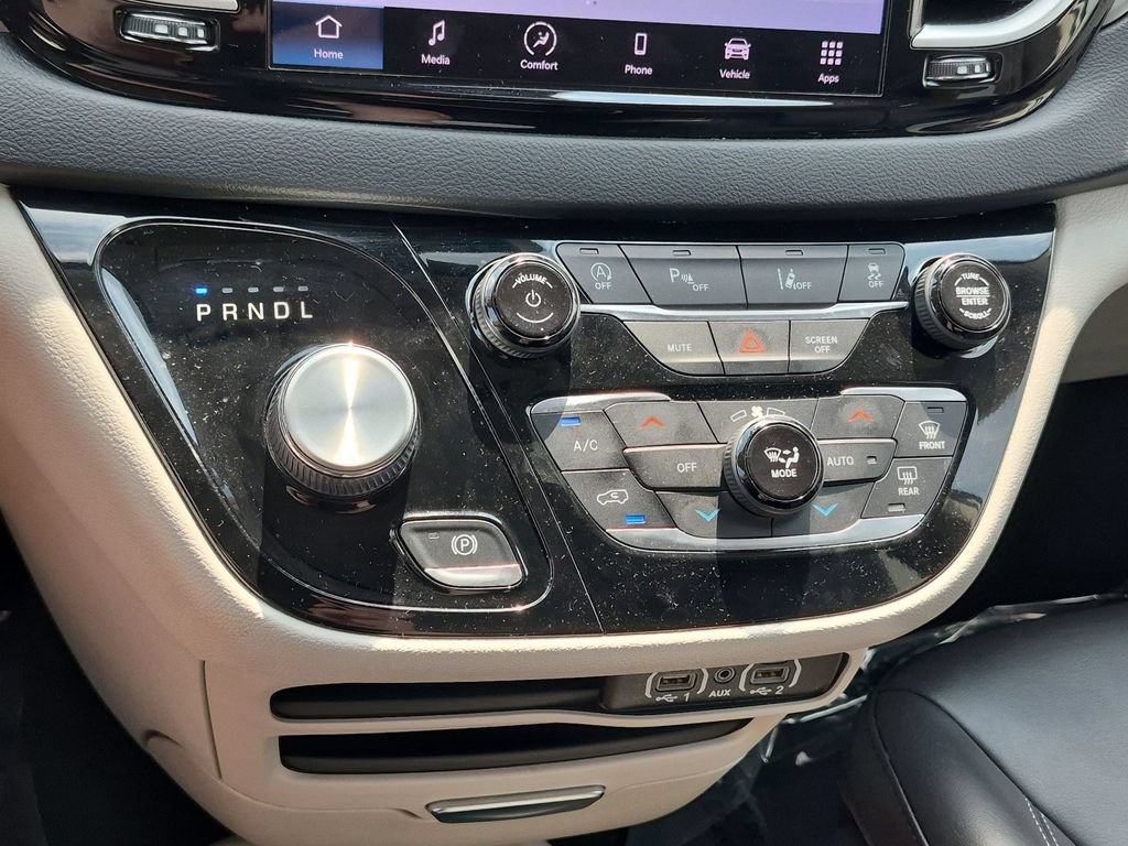 Used 2023 Chrysler Pacifica Touring-L FWD image 26