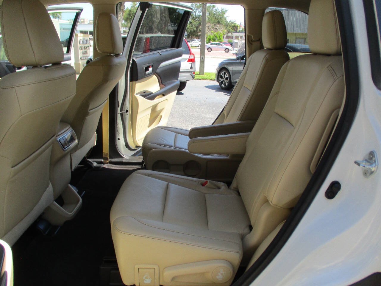 Used 2017 Toyota Highlander XLE FWD image 24
