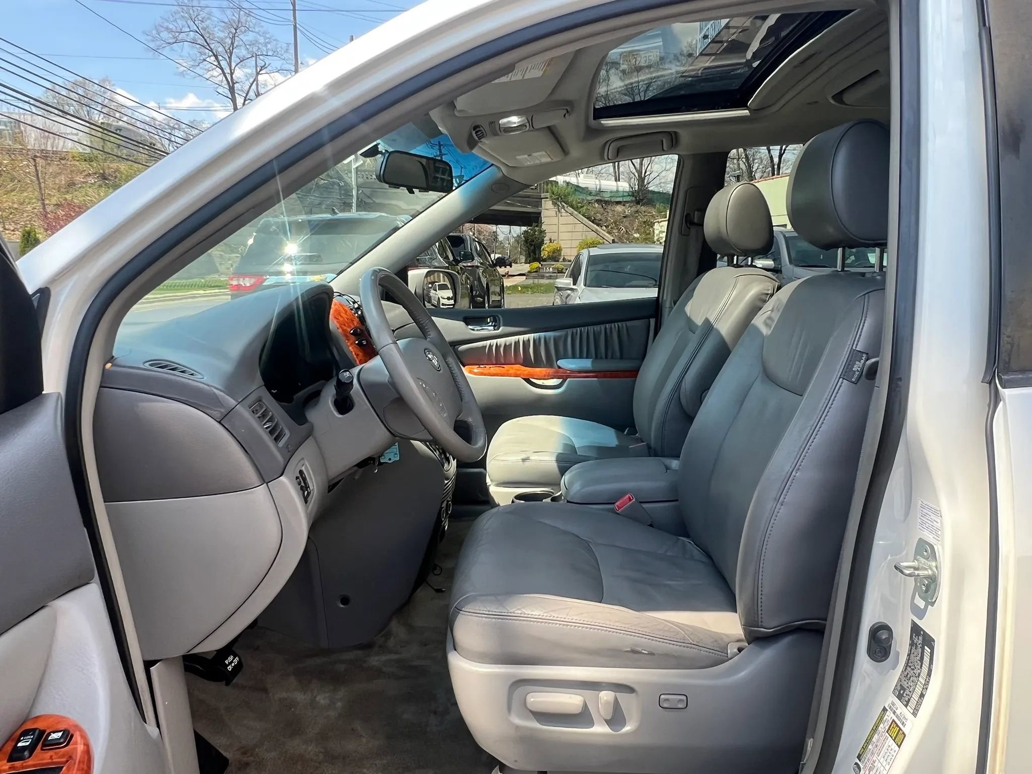 Used 2008 Toyota Sienna XLE Limited FWD image 27