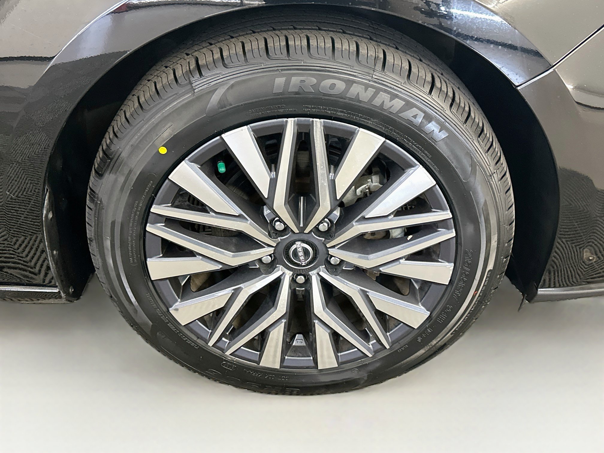 Used 2025 Nissan Altima 2.5 SV FWD image 11
