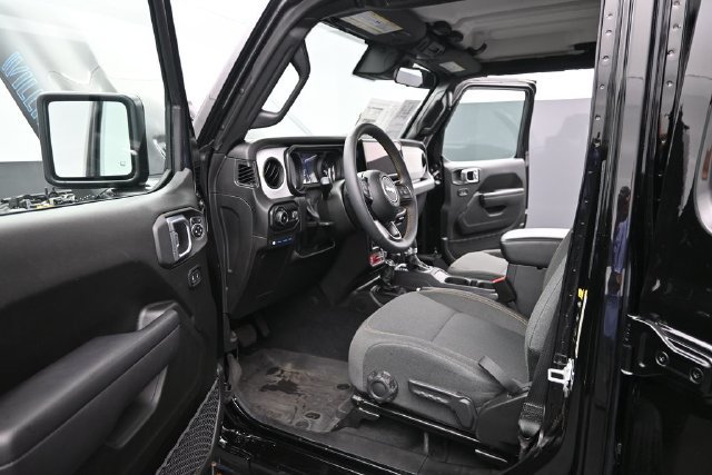 Used 2024 Jeep Wrangler Unlimited AWD/4WD image 9