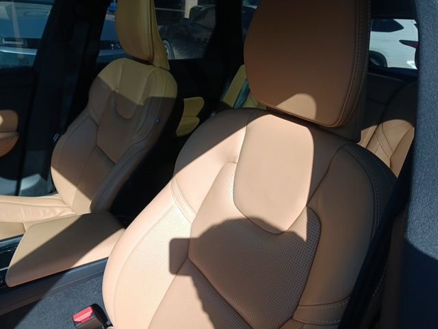 Used 2024 Volvo XC60 B5 Ultimate w/ Protection Package Premier image 4