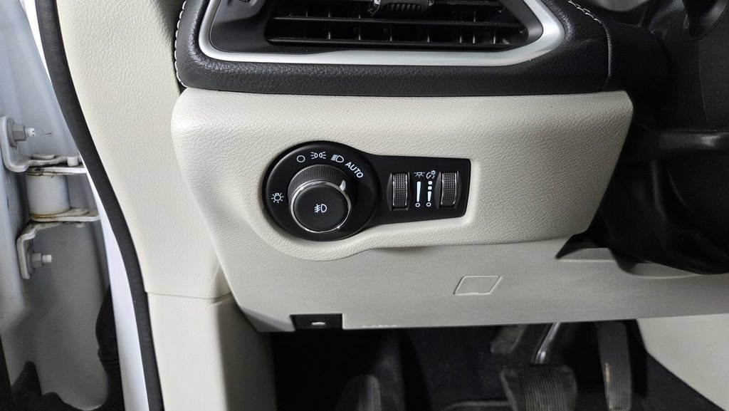 Used 2021 Chrysler Pacifica Touring-L FWD image 19