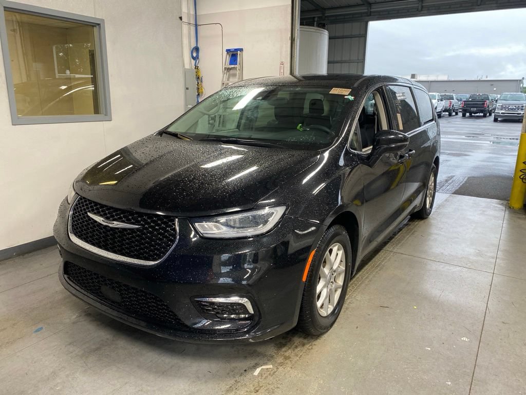 Used 2024 Chrysler Pacifica Touring-L FWD image 2