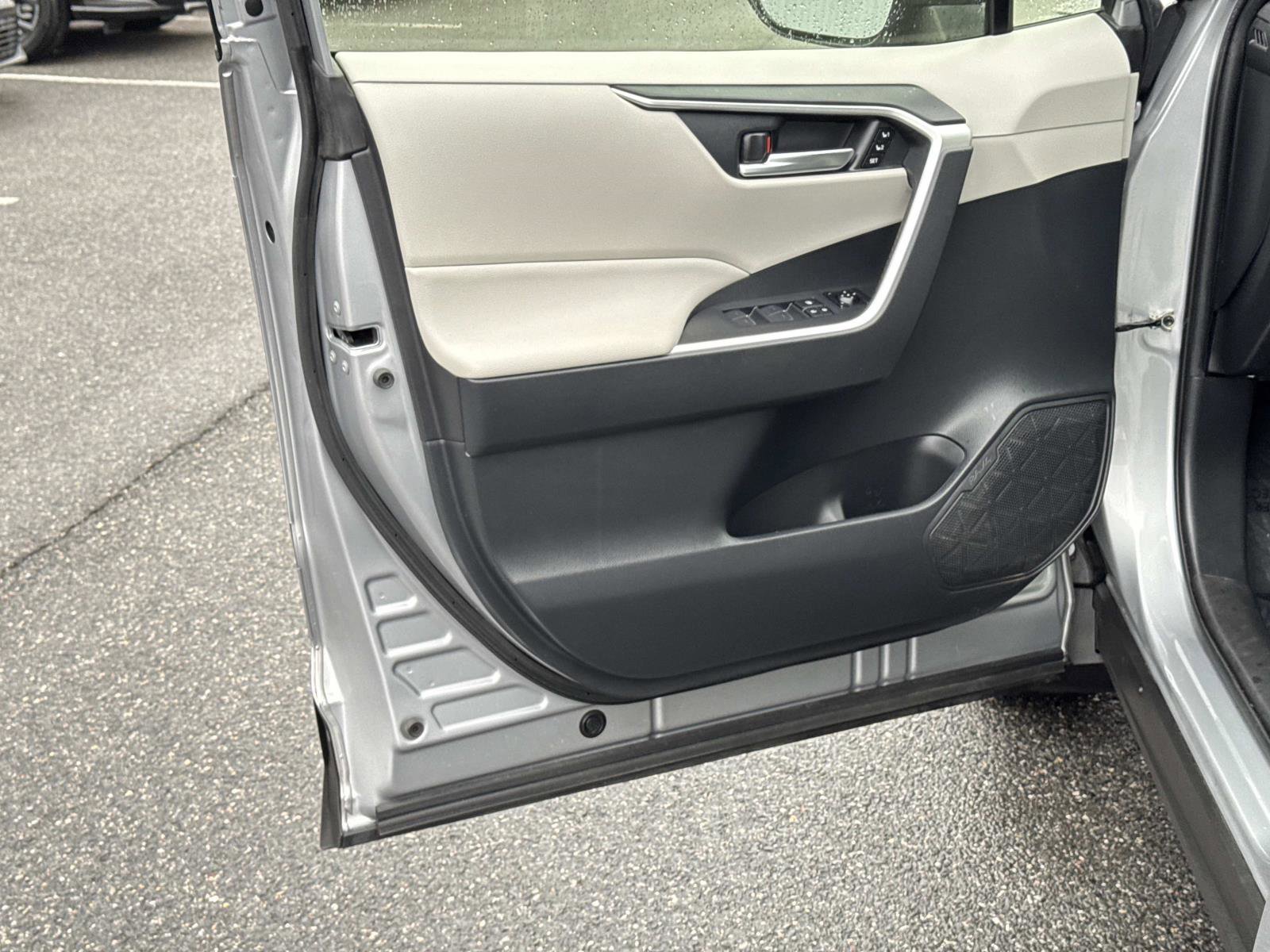 Used 2023 Toyota RAV4 XLE Premium image 18