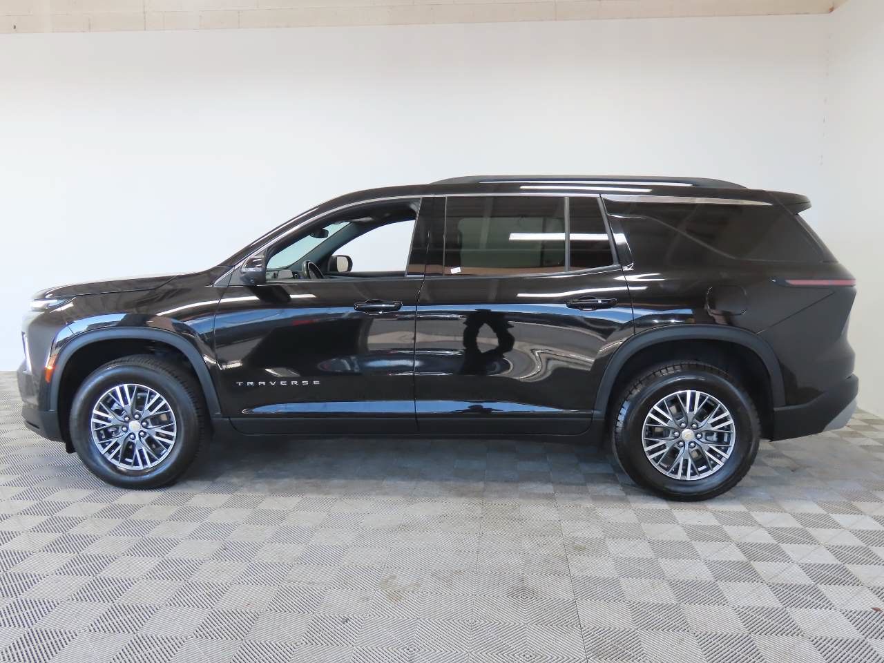 Used 2024 Chevrolet Traverse LT FWD image 5