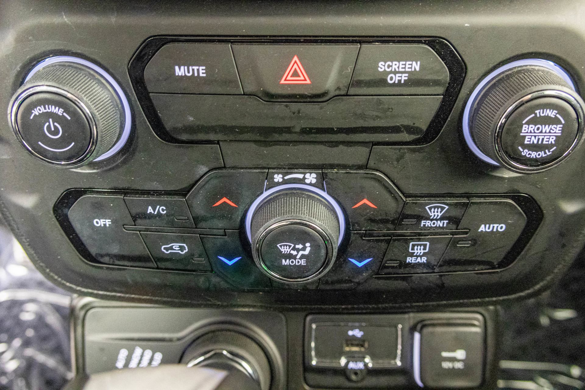 Used 2019 Jeep Renegade Latitude w/ Cold Weather Group image 27