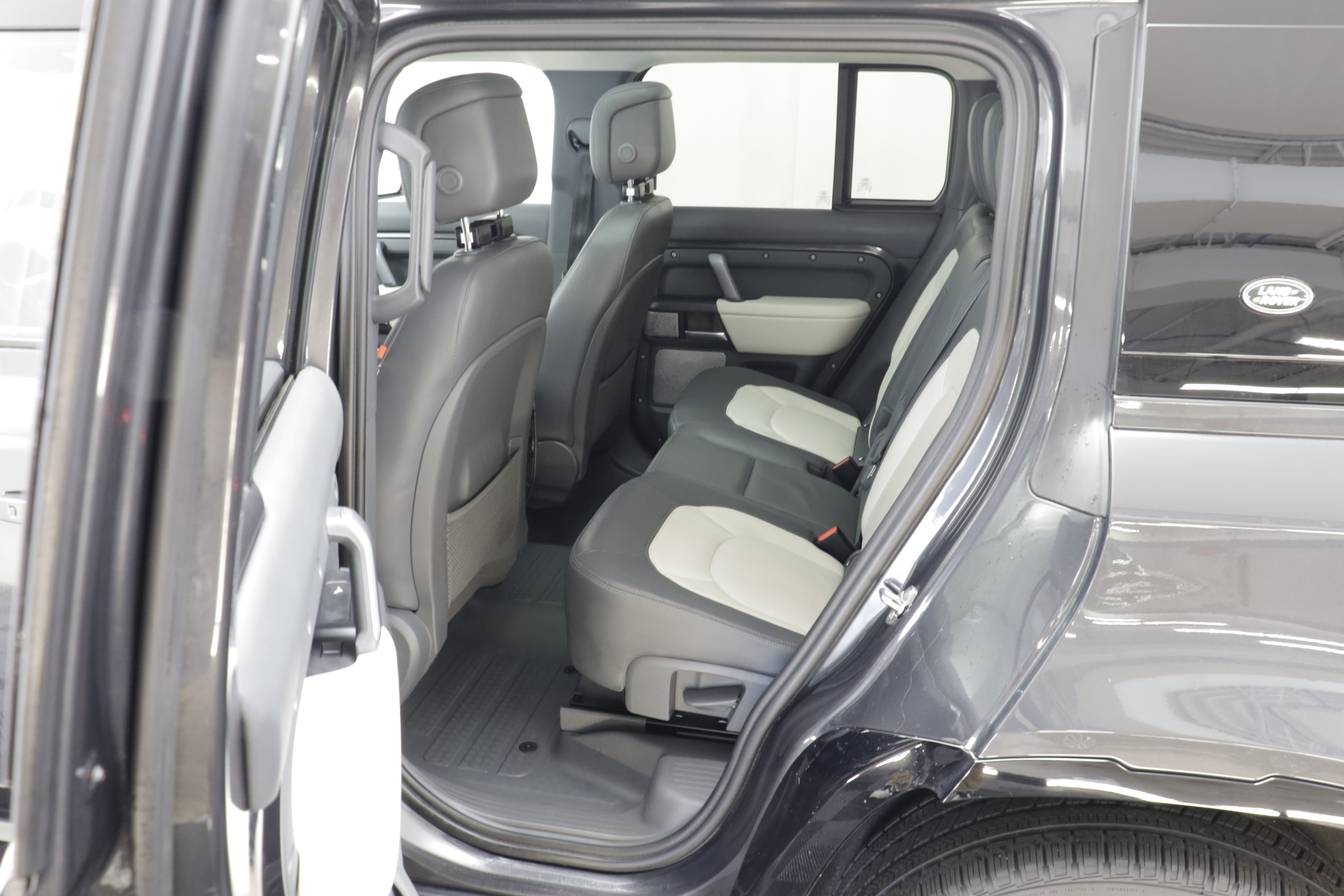 Used 2024 Land Rover Defender 130 X-Dynamic SE AWD/4WD image 15