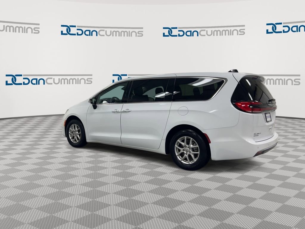 Used 2024 Chrysler Pacifica Touring-L image 6