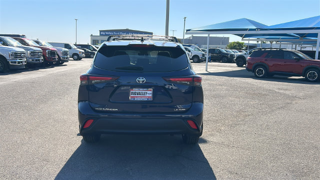 Used 2024 Toyota Highlander LE AWD/4WD image 4