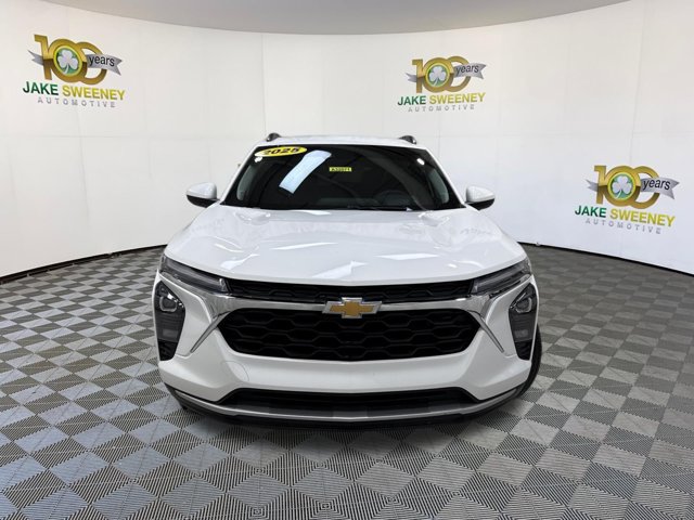 Used 2025 Chevrolet Trax LT w/ Driver Confidence Package FWD image 3